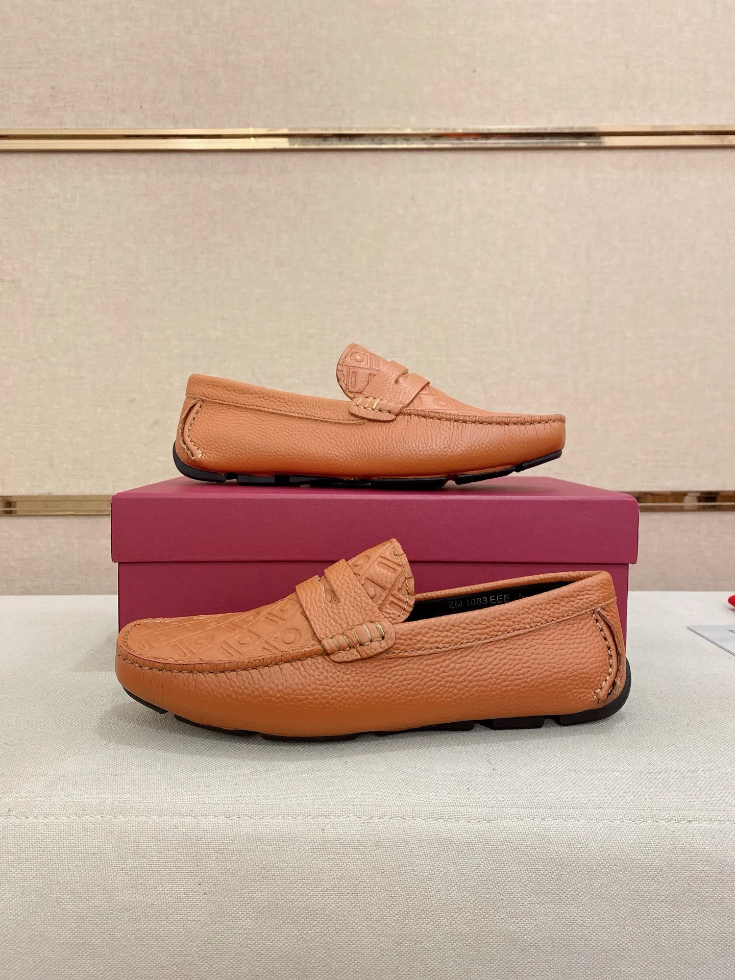 Men's shoes💰: 560💰High-end quality! Ferragamo🆕🆕Exclusive hot-selling products in stock🔥🔥New products on the shelves, high-quality Ferragamo men's pea shoes, high-end casual driving shoes, with complete packaging! 💪 💪 Material: imported first-layer pebbled cowhide 🐂 + imported high-quality water-dyed cowhide lining + wear-resistant outsole 👍🏻👍🏻 Features: high-end and comfortable, purely handmade 🚀 🚀 Create the perfect shoe that suits you best 🔥 🔥 Size: (38-44) 45 standard size can be customized!